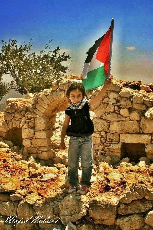 riyadnokia's tweet image. كَانَتْ فِلَسْطِينُ مَوَّالاً لِأُمَّتِنَا 
مَا بَالُهَا لَمْ تَعُدْ لِلنَّاسِ مَوَّالا 
تَعَدَّدَتْ يَا بَنِي قَوْمِي مَصَائِبُنَا 
فَأَقْفَلَتْ بَابَنَا المَفْتُوحَ إِقْفَالا 
كُنَّا نُعَالِجُ جُرْحًا وَاحِدًا فَغَدَتْ 
جِرَاحُنَا اليَوْمَ أَلْوَانًا وَأَشْكَالا