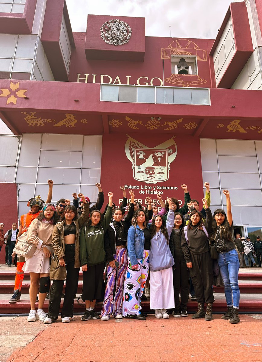 MemesUAEH's tweet photo. “El pequeño Instituto de Artes” los jóvenes que iniciaron una revolución por el bien de toda la comunidad universitaria 🫂🔥 https://t.co/aZWrW7xelk