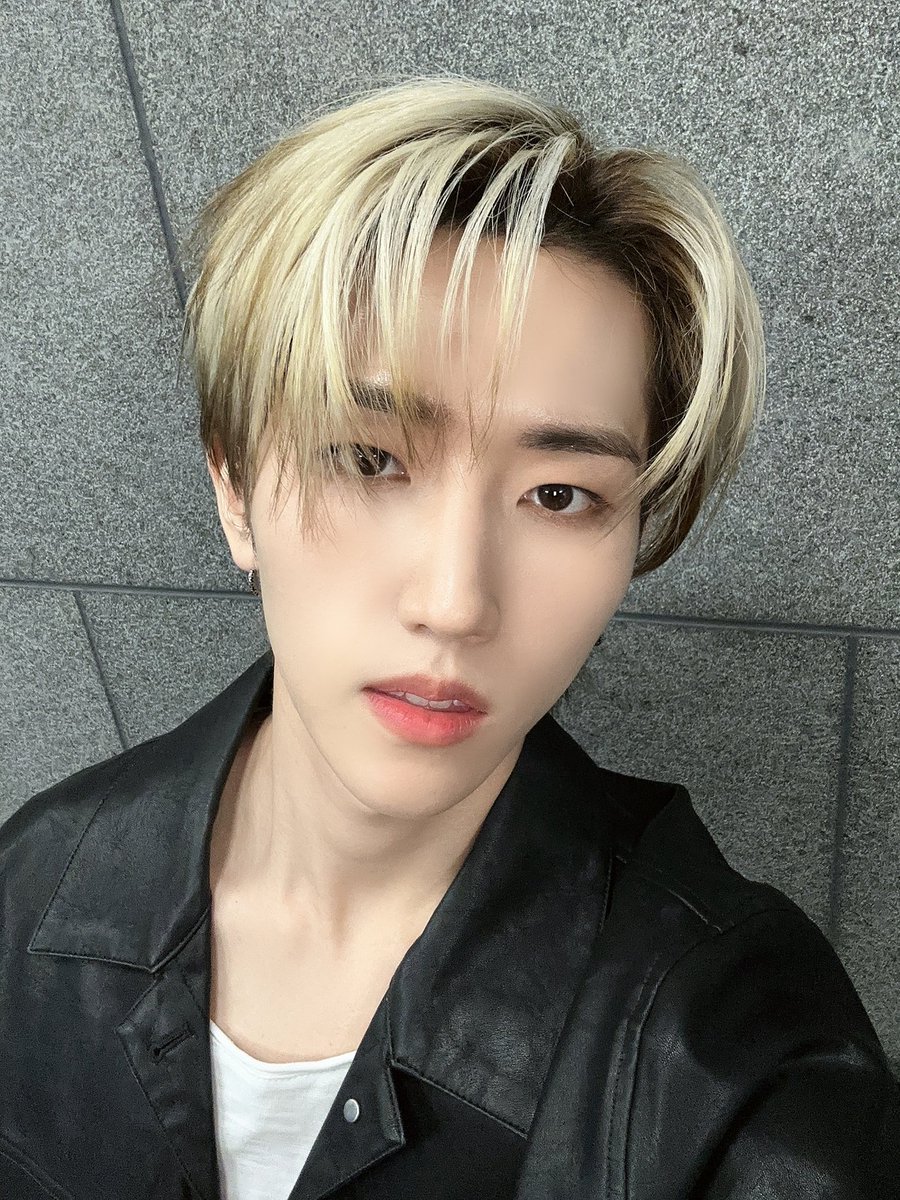 ELASTofficial's tweet photo. 오늘도 엘링들 덕분에 해피해피 ♥️
⠀
#ELAST #엘라스트 #BAEKGYEUL #백결 https://t.co/XwxhqYTuSx