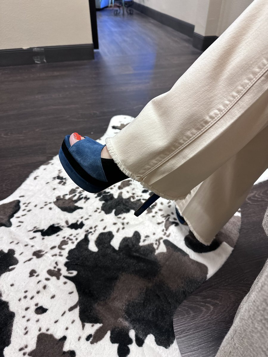 JeniML93's tweet photo. #OOTD #OotdStyle #workpic #casualfriday #happyfriday @JSCollection #heels @OPI_PRODUCTS #nailpolish @KUTfromtheKloth #jeans https://t.co/QNU5Q2kIUt