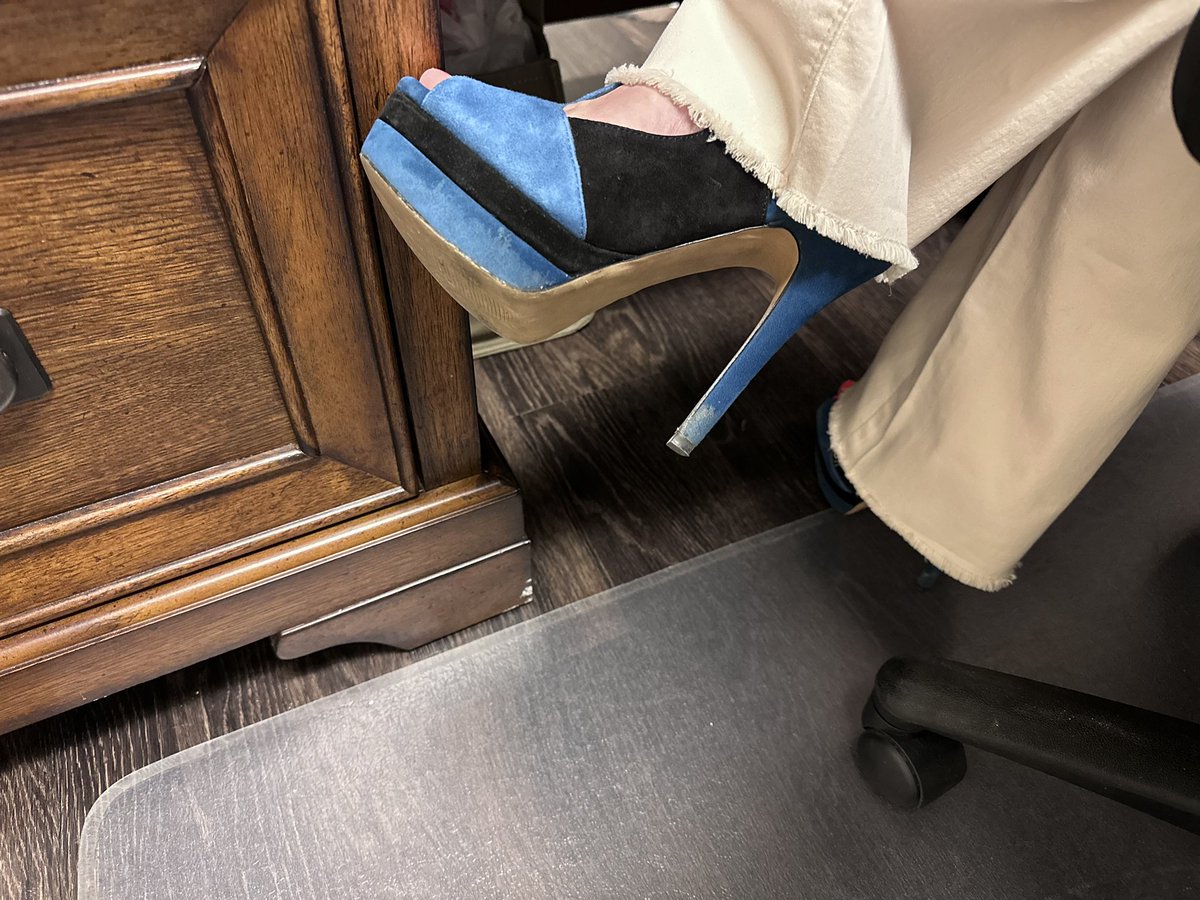 JeniML93's tweet photo. #OOTD #OotdStyle #workpic #casualfriday #happyfriday @JSCollection #heels @OPI_PRODUCTS #nailpolish @KUTfromtheKloth #jeans https://t.co/QNU5Q2kIUt