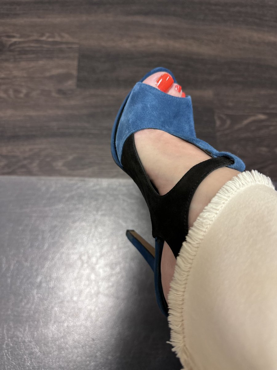 JeniML93's tweet photo. #OOTD #OotdStyle #workpic #casualfriday #happyfriday @JSCollection #heels @OPI_PRODUCTS #nailpolish @KUTfromtheKloth #jeans https://t.co/QNU5Q2kIUt