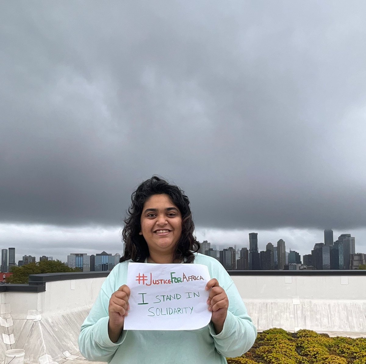 More global #solidarity actions for #JusticeForAfrica! Youth activists with <a href="/100millionUS/">100 Million Campaign - U.S.</a> have already created incredible artwork, wristbands &amp; placards in #WashingtonDC, #NewYork &amp; #Connecticut 🇺🇸 to stand with their peers across #Africa!