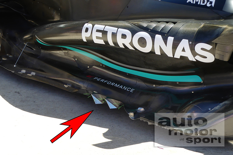 #F1: Mercedes with a new floor this race weekend in Austin. Checking airflow with little green threads. #USGP, #AMuS