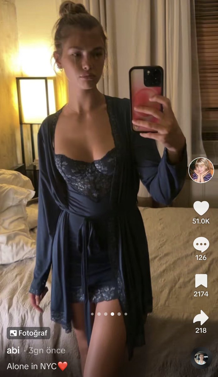 elifistik's tweet photo. kucukken buyuyunce eskiyen kıyafetlerimi pijama yapmak yerine her gece soyle takimlarla uyuycam saniyodum 20li yaslarima dair cogu dusuncem gerceklesmedi ama en cok bu gerceklesmedi https://t.co/BtyohPxd7X