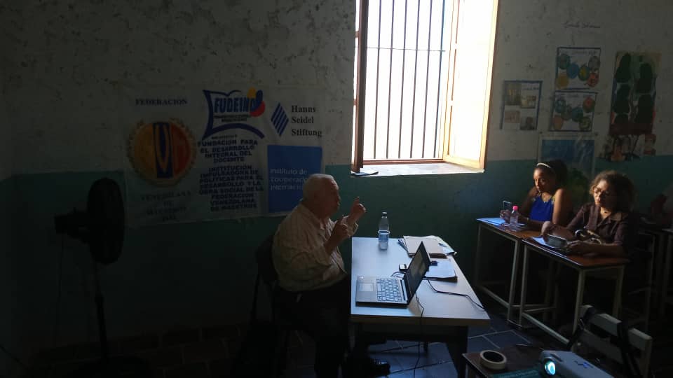 📢 SINVEMA Vargas <a href="/Sinvemavargas/">sinvema vargas</a> con auspicio de FUDEIND dictó el taller de formación: Planificación y Evaluación por el Profesor de amplia trayectoria Antonio Fuguett.
La educación venezolana necesita de la Academia ¡Por salarios Justos y dignos!
<a href="/mipedagogicocs/">UPEL Caracas (IPC)</a>
#FVMenlaLucha