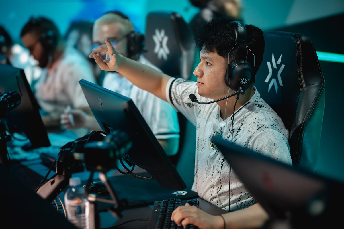 Dado finalizado mi contrato con <a href="/fusionfsgg/">FUSION</a> vengo a anunciarles que estoy F/A de cara a la siguiente temporada de VCL 2024, puedo asumir el rol de IGL o second caller. Pueden comunicarse directamente conmigo o con <a href="/Aguszakowicz/">Agus</a>.
🔁 &amp; 🩷 se aprecian ^^