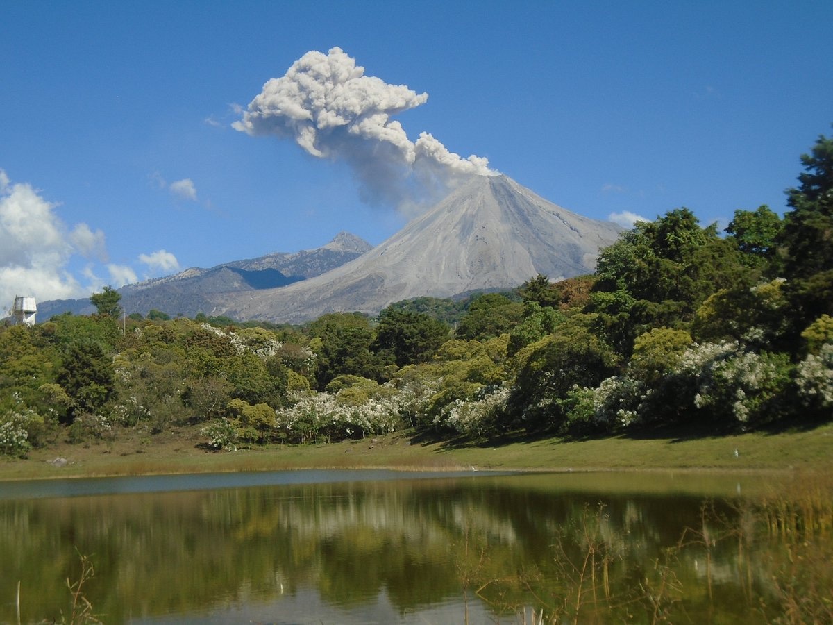 MexicoEncanto's tweet photo. 🏔️ ¡Descubre la magia de Colima! La Laguna de Carrizalillos deslumbra con el imponente Nevado de Colima de fondo. Un rincón donde la belleza natural se encuentra en cada mirada. #EncantoViajero 🌍✈️ #DescubreColima https://t.co/RFzjtq1OaR