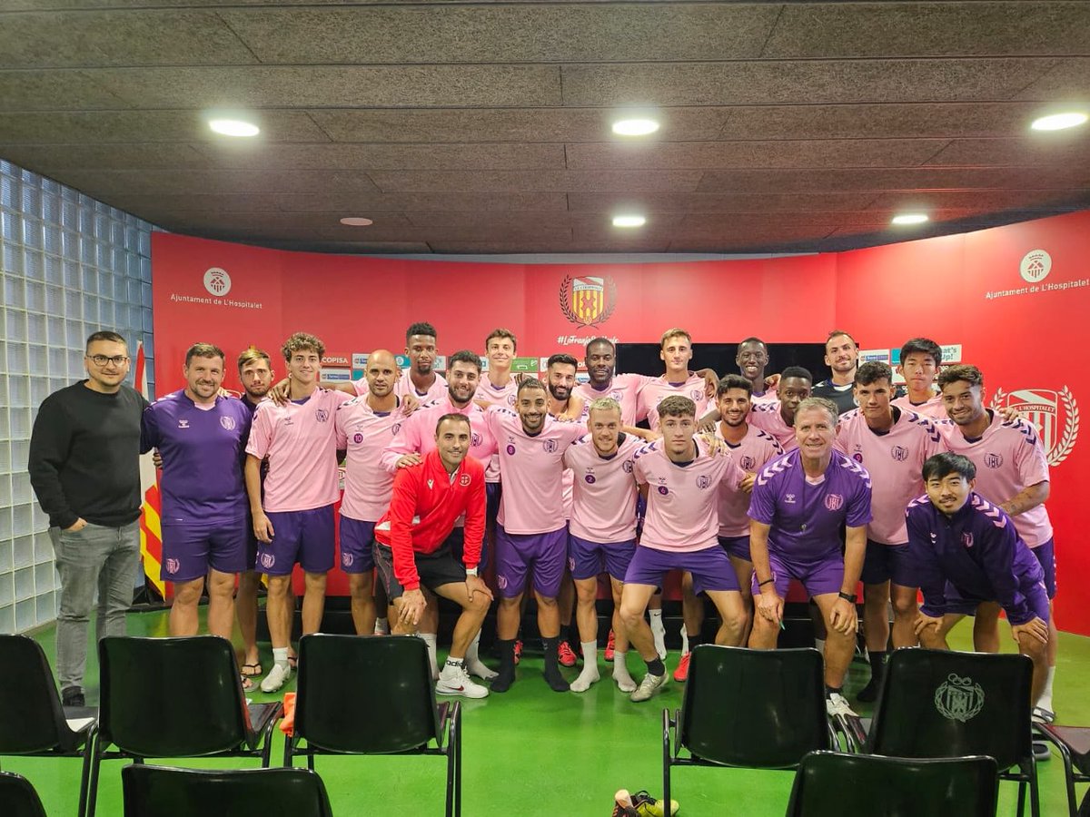 CELHospitalet's tweet photo. 👨‍🏫Avui, xerrada amb l'àrbitre, Óscar Carballo Vázquez, per conèixer les novetats del reglament. ♻️El primer equip es posa al dia! https://t.co/1Yv3a54lbC