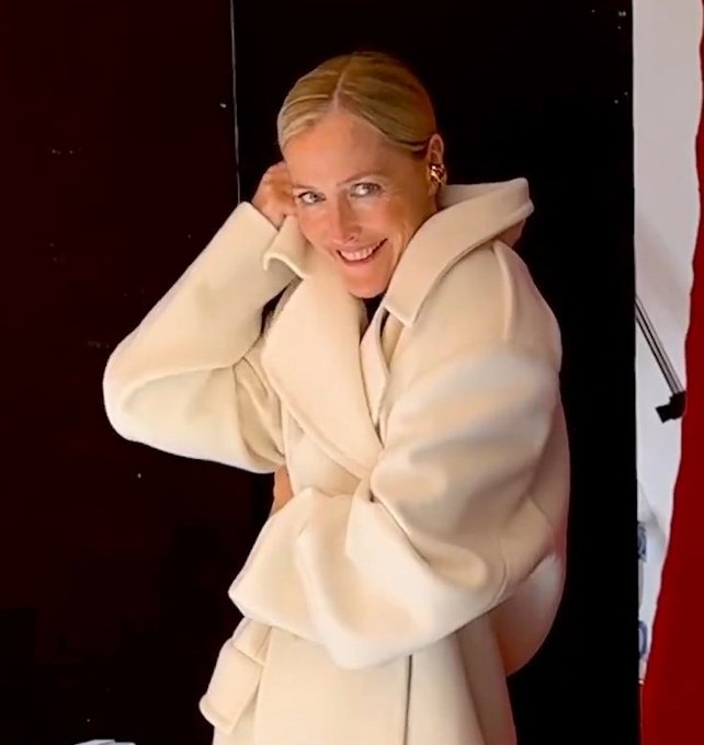ritaca28's tweet image. Simply divine! 👑
(Gillian Anderson - BTS photoshoot for "Net_a_Porter)