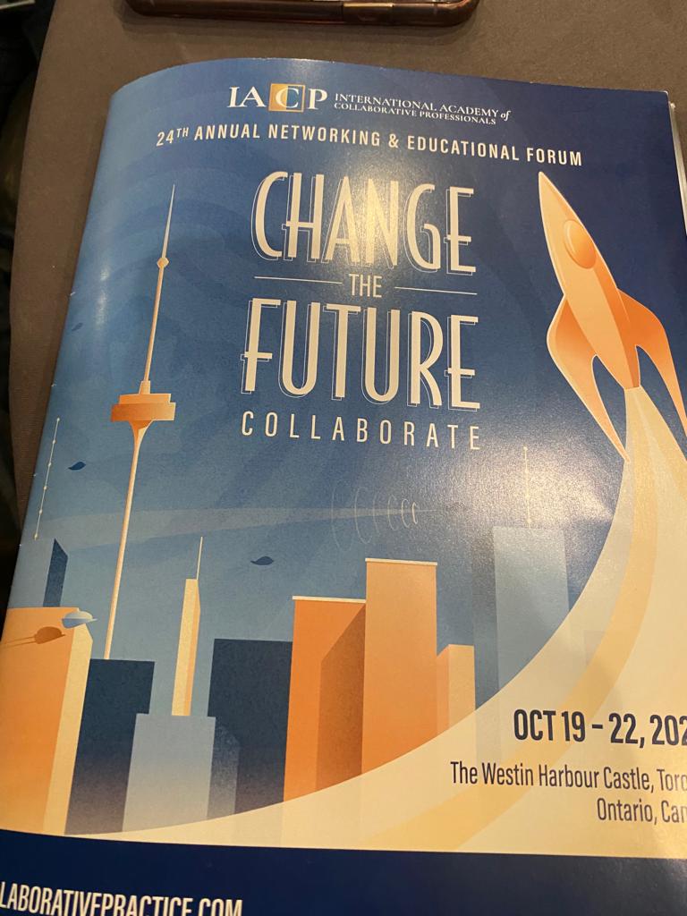 Estamos en el Foro anual de la IACP, que es la reunión más grande y destacada de profesionales de la resolución colaborativa-consensual de disputas de todo el mundo.El tema de este año es "Cambiar el futuro: colaborar".Nuestras compañeras Marta y Susana Sucunza se encuentran allí
