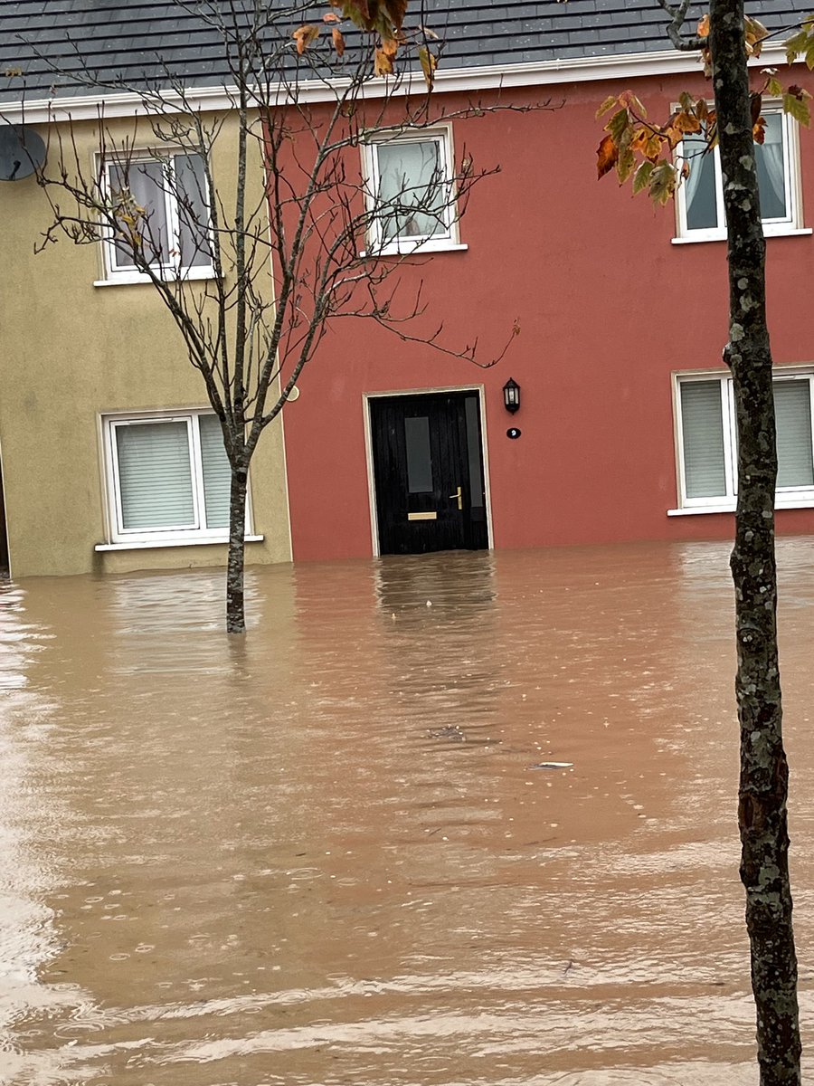 omainnintomas's tweet photo. Tig Aoife Gilroy inné agus inniu.
Aoife Gilroy’s home yesterday and the aftermath today as she entered to survey the damage
#stormbabet #CorkFloods #Mogeely https://t.co/Jhow1fxGOg