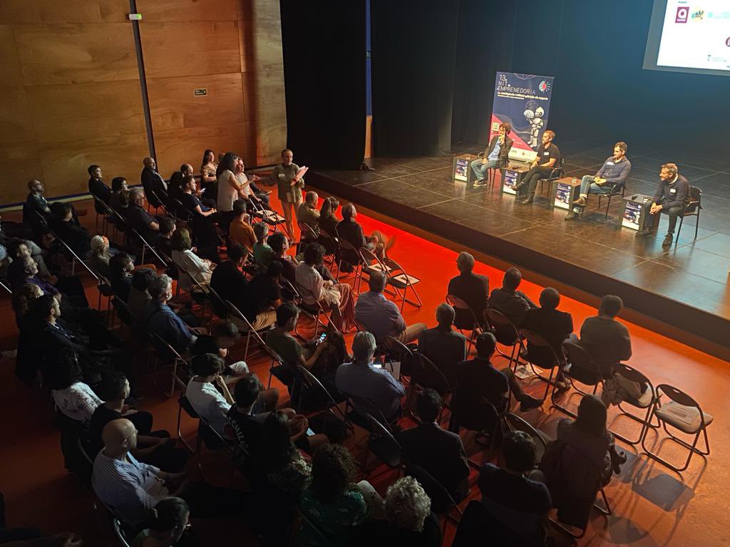 csetc's tweet image. Ensenyar a tenir pensament crític ens pot ajudar a desenvolupar competències per conviure amb la IA que ja és part de la nostra vida.

#13nitemprenedoria #emprenedoria #inteligenciartificial #csetc #cardedeu