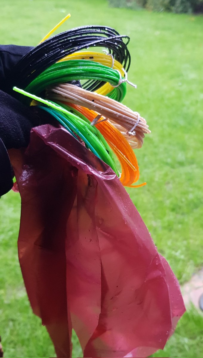 BBullrushes's tweet image. It has been a bit wet out there today 🌧🌧. We did manage a short run and picked a few bits up along the way. Odd to find so many bundles of plastic wire on the footpath 🤔 #2minutelitterpick #lovewhereyoulive #puddlejumping @LitterReporting