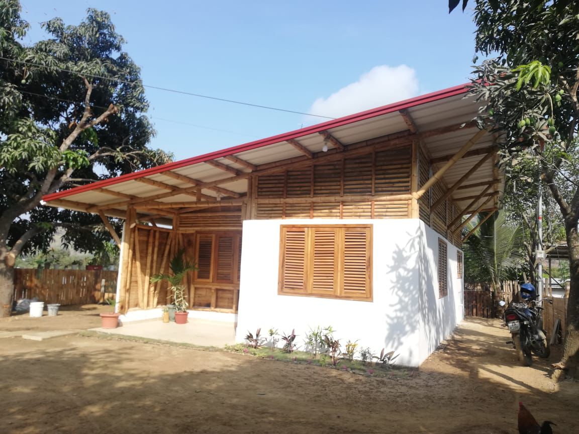 inbarlac's tweet image. La Vivienda Social Sostenible de bambú construida en Olmedo, Manabí por @ViviendaEc  con el apoyo de @INBARofficial  y @aecidecuador  recibió una mención de honor en el Premio a la Sostenibilidad en la Construcción.
