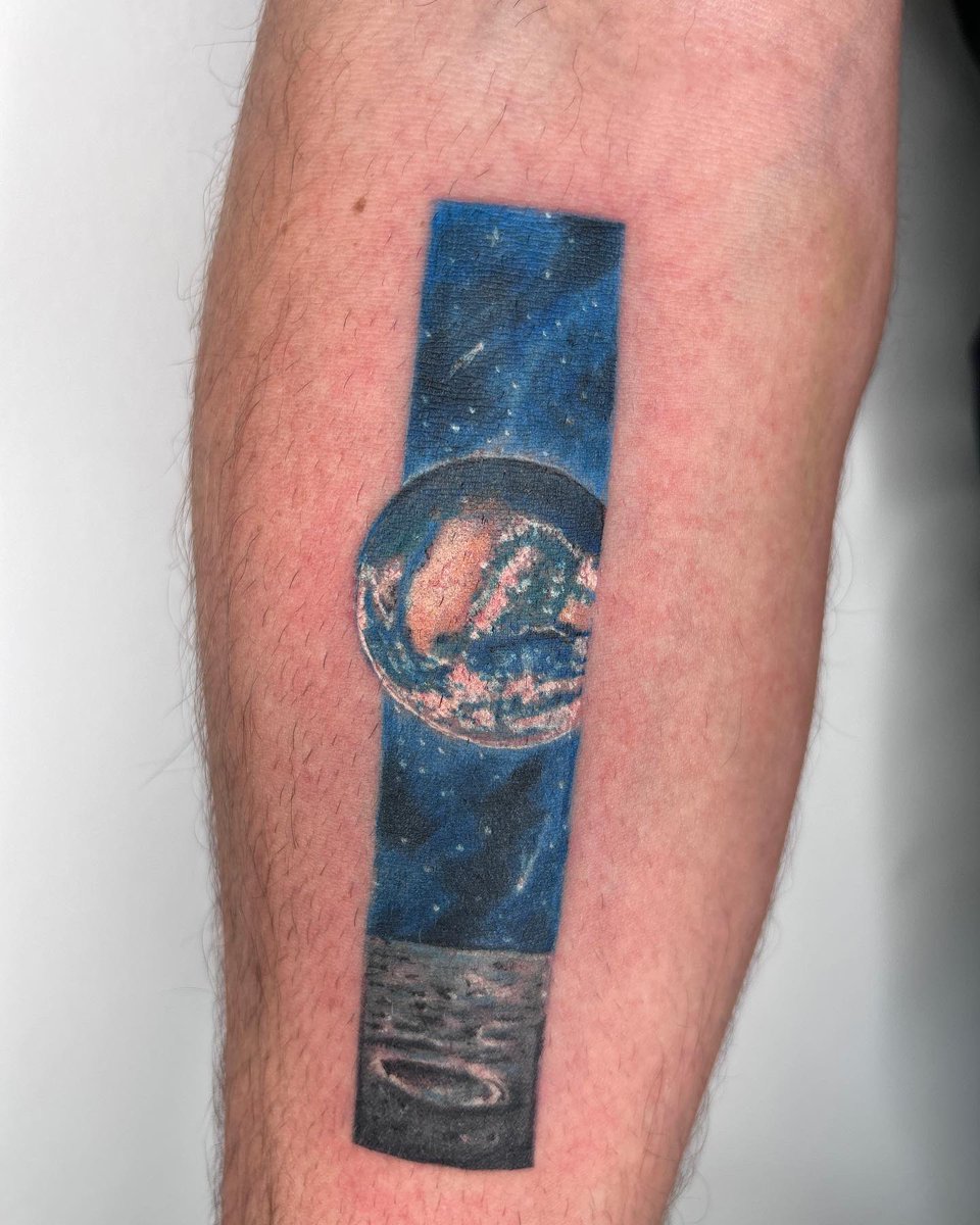 After 4,54 billion years of its existence, the Earth now rises on my arm. 🌍 🌕 🌌 #EarthRise #Apollo8 #WilliamAnders #ILoveSpace