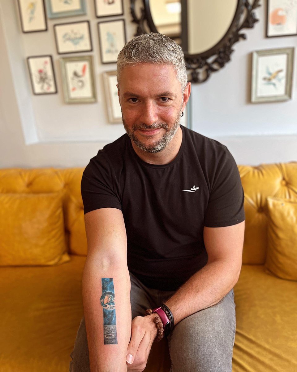 gerguven's tweet photo. After 4,54 billion years of its existence, the Earth now rises on my arm. 🌍 🌕 🌌 #EarthRise #Apollo8 #WilliamAnders #ILoveSpace https://t.co/bHq7HVA5Qm