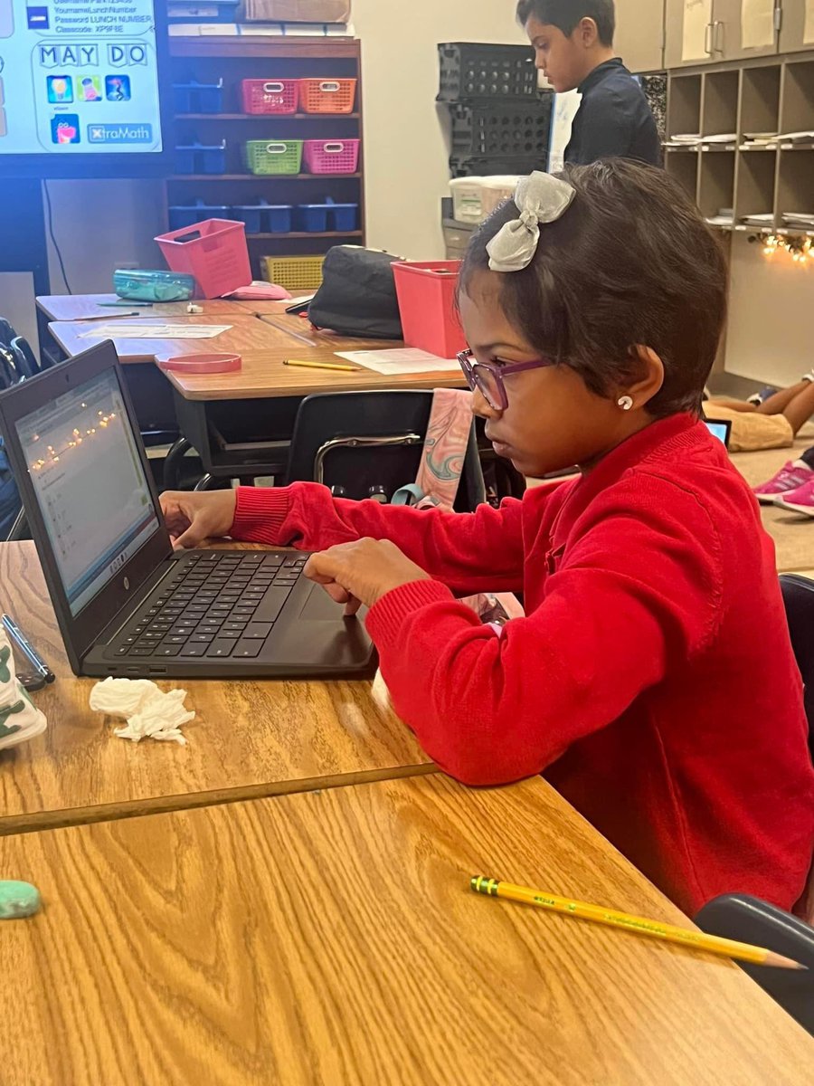 MathinThePark's tweet image. When your principle comes in to take pictures during your Daily small groups for math! @Lav3rdgrade @LaVillitaElem #math #teach #teachingmath