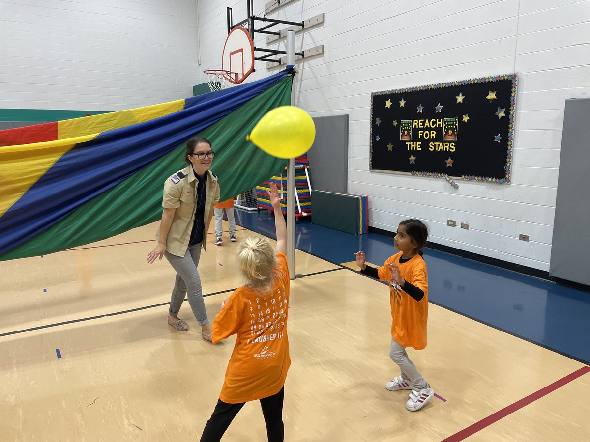 BoPhillips10's tweet photo. Our next Project CLAWS guest today was Maria. She is a Cub Scout/Girl Scout leader in EGV. Today she discussed what her role is and how she works with others to help educate our Ss. She then helped with todays lesson. Thank you Maria. #D59PE #Physed #ProjectClaws @D59SaltCreek https://t.co/m4yvUuFWNd