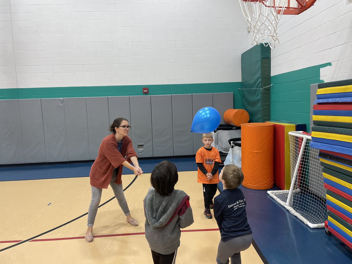BoPhillips10's tweet photo. Our next Project CLAWS guest today was Maria. She is a Cub Scout/Girl Scout leader in EGV. Today she discussed what her role is and how she works with others to help educate our Ss. She then helped with todays lesson. Thank you Maria. #D59PE #Physed #ProjectClaws @D59SaltCreek https://t.co/m4yvUuFWNd