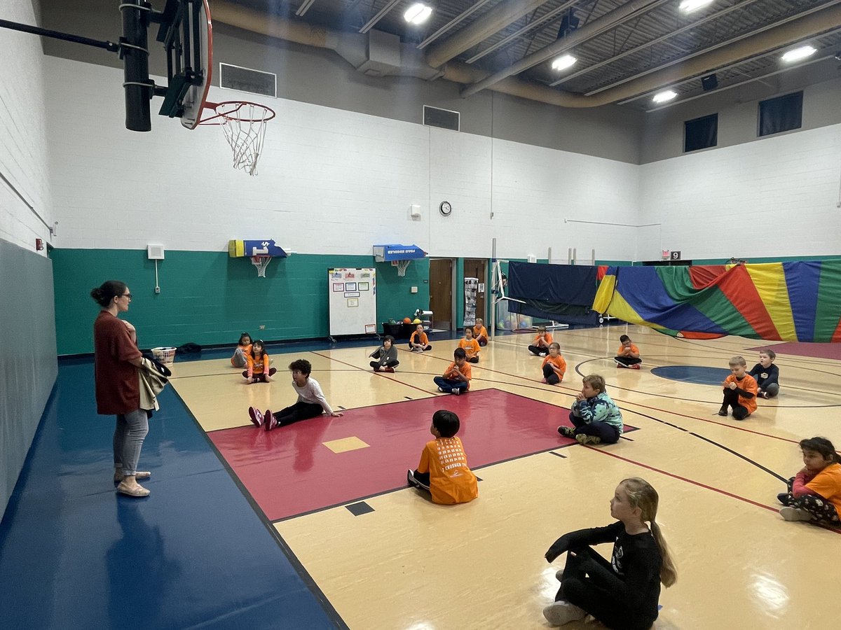 BoPhillips10's tweet photo. Our next Project CLAWS guest today was Maria. She is a Cub Scout/Girl Scout leader in EGV. Today she discussed what her role is and how she works with others to help educate our Ss. She then helped with todays lesson. Thank you Maria. #D59PE #Physed #ProjectClaws @D59SaltCreek https://t.co/m4yvUuFWNd