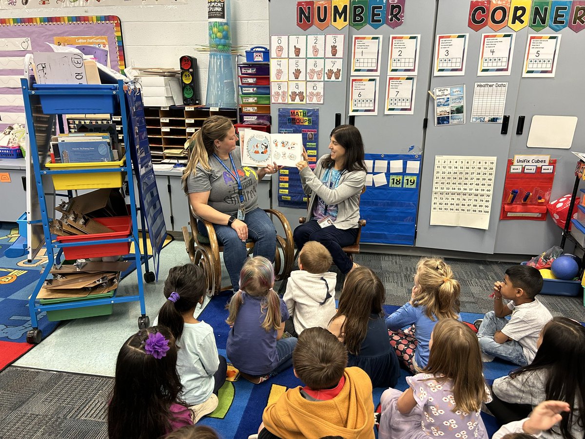 MrsMurrayRH's tweet photo. Thank you Mrs. Braynor and Mrs. Shirvanian for reading to our class today! @JessicaBraynor @RobertHunterES https://t.co/9Z5v8KqSn1