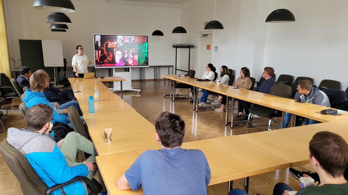 Today I got to celebrate the #DayOfPhotonics (40 years since 299,792,458 km/s was adopted as the speed of light) at the @hmmuenchen, by giving a talk about our (@MenloSys) #lasers for #QuantumTech to their #photonics Masters students. My enthusiasm *might* be contagious 😁