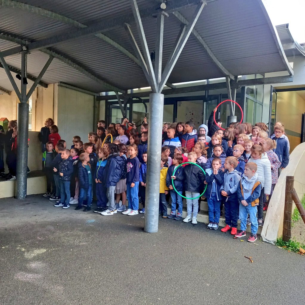 Accueil olympique et paralympique pour <a href="/DSDEN17/">DASEN17</a> @pbourdier @cpdeps17 #ienEPS M.Junca  <a href="/cielpi/">Catherine Lepesant</a> Mme Boutet, maire et Mme Vincendeau #DDEN et <a href="/SarahSteyaert/">Sarah Steyaert</a> 🏅⛵