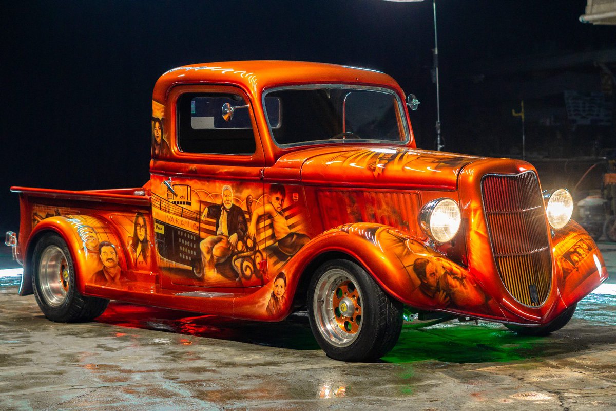 vak_innovation's tweet photo. Este fue el resultado de la restauración de la Ford 1936, adaptada sobre chasis de Nissan y un motor V8, que con ayuda de “El Padre Santo” plasmó los momentos más emblemáticos de la vida de @MartinVacaMX 🐮
📸 @quezada_chuy  
#MartinVaca #Mexicanicos #Ford #Ford1936 https://t.co/cvuGTyIthq