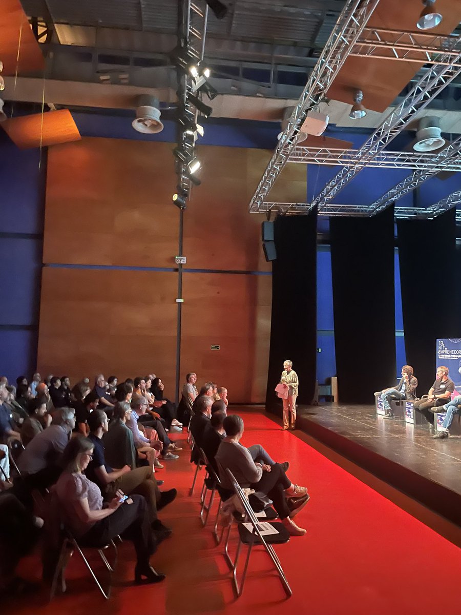 csetc's tweet image. Jordi Secall de @Guspirah_ComCre la quantitat d’informació a l’abast de les persones és impossible d’integrar i assumir, la IA és simplement una eina en l’àmbit professional que implicará adaptació al canvi.