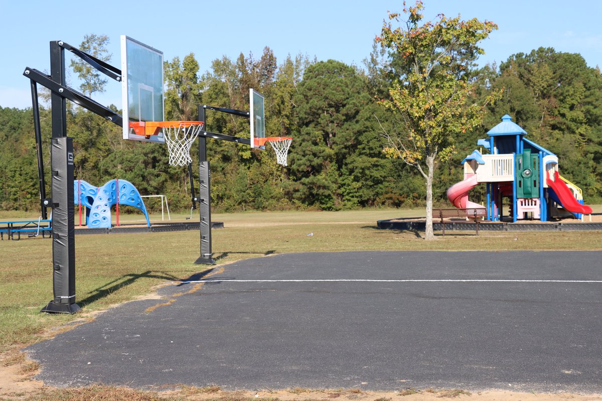 Flo1Schools's tweet photo. Updates are continuing around Dewey L. Carter with more brand-new exterior doors being installed. Students are also excited about the new basketball goals on the back playground! #StudentsFirst #F1SBuilds https://t.co/Lt00ENAvfx