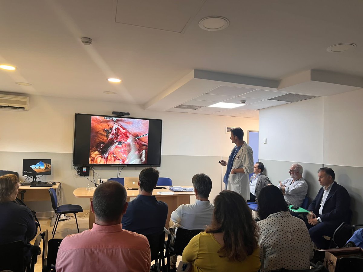 CirugiaHosp's tweet photo. Durante los últimos dos días se ha llevado a cabo una experiencia formativa novedosa y pionera en @HUVMacarena. El curso de inmersión clínica no es más que el ecuador de todo el proceso, que culminará en enero. #Aprendizaje y #MejoraContinua #MarginalGains #IA @Medtronic https://t.co/k5oqyymMWB