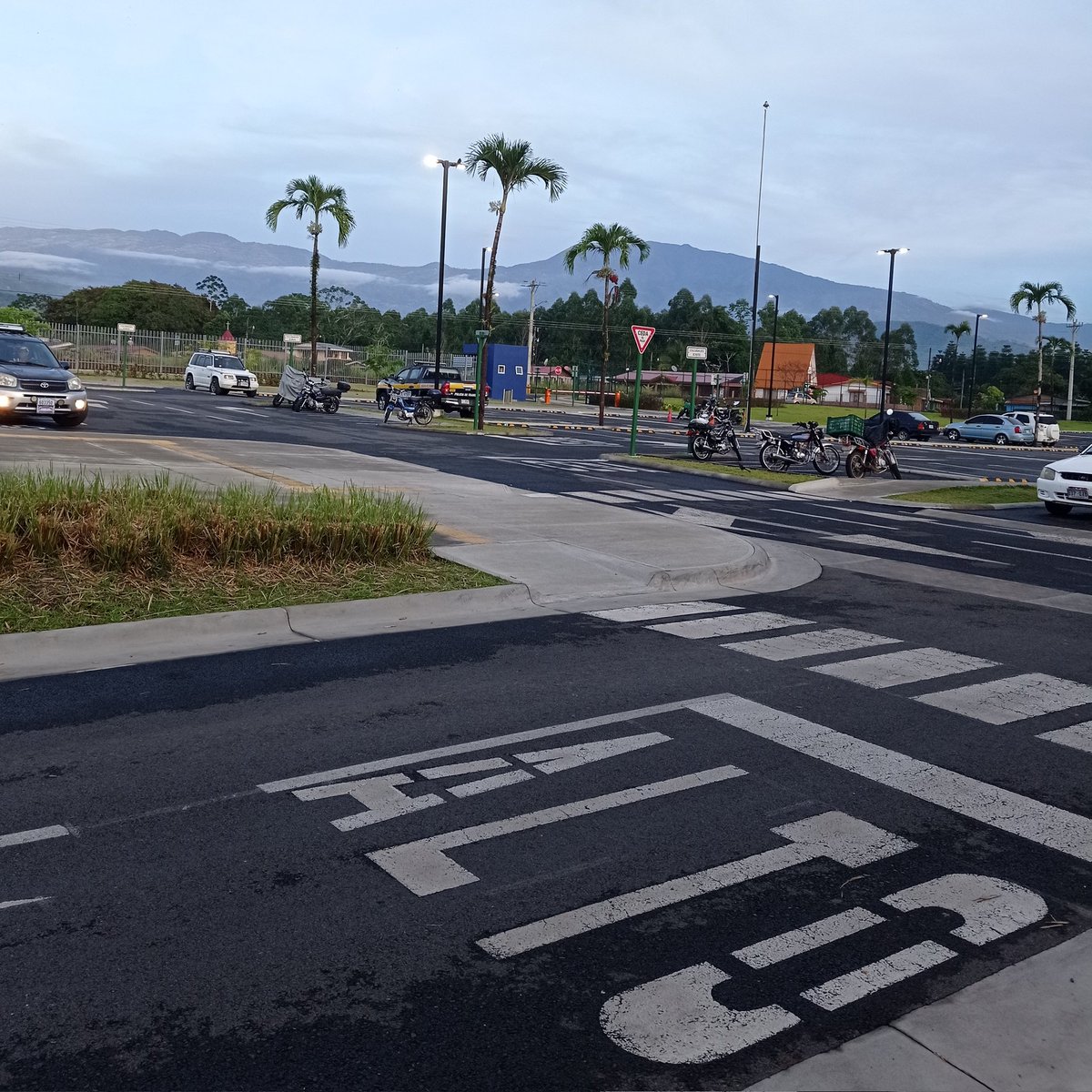 michaelcastroro's tweet photo. Respetemos de manera correcta los ALTOS, ayudemos a evitar accidentes que en el peor de los casos podrían ser mortales. 🚨

#alto
#accidente
#cuidado
#seguridadvial
#líneadeparada https://t.co/2Dr7TOzYaX