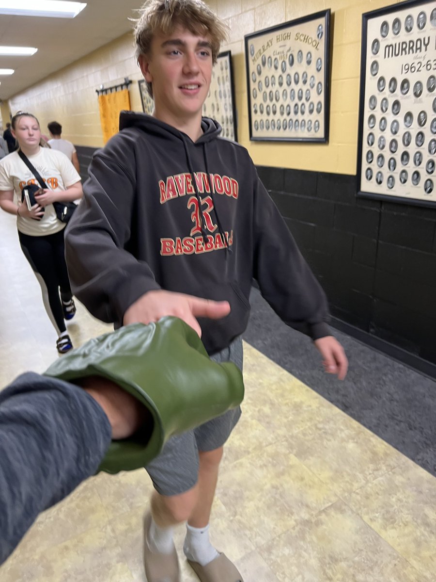 TonyJarvis_MHS's tweet photo. We βget toβ have another Fist Bump Friday at Murray High! And I now know who Rod Wave is. Win? π€·π»ββοΈ but ππ» to all Tigers. #MHS_WeGetTo #MurraySchools https://t.co/mDSzxCihOW