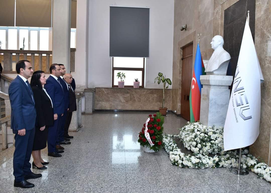 VazehASGAROV's tweet photo. Oktyabrın 18-də Azərbaycan Dövlət Neft və Sənaye Universitetində (ADNSU) 18 Oktyabr- Müstəqilliyin Bərpası Gününə həsr olunmuş tədbir keçirilib. https://t.co/8lj2Exqtnh