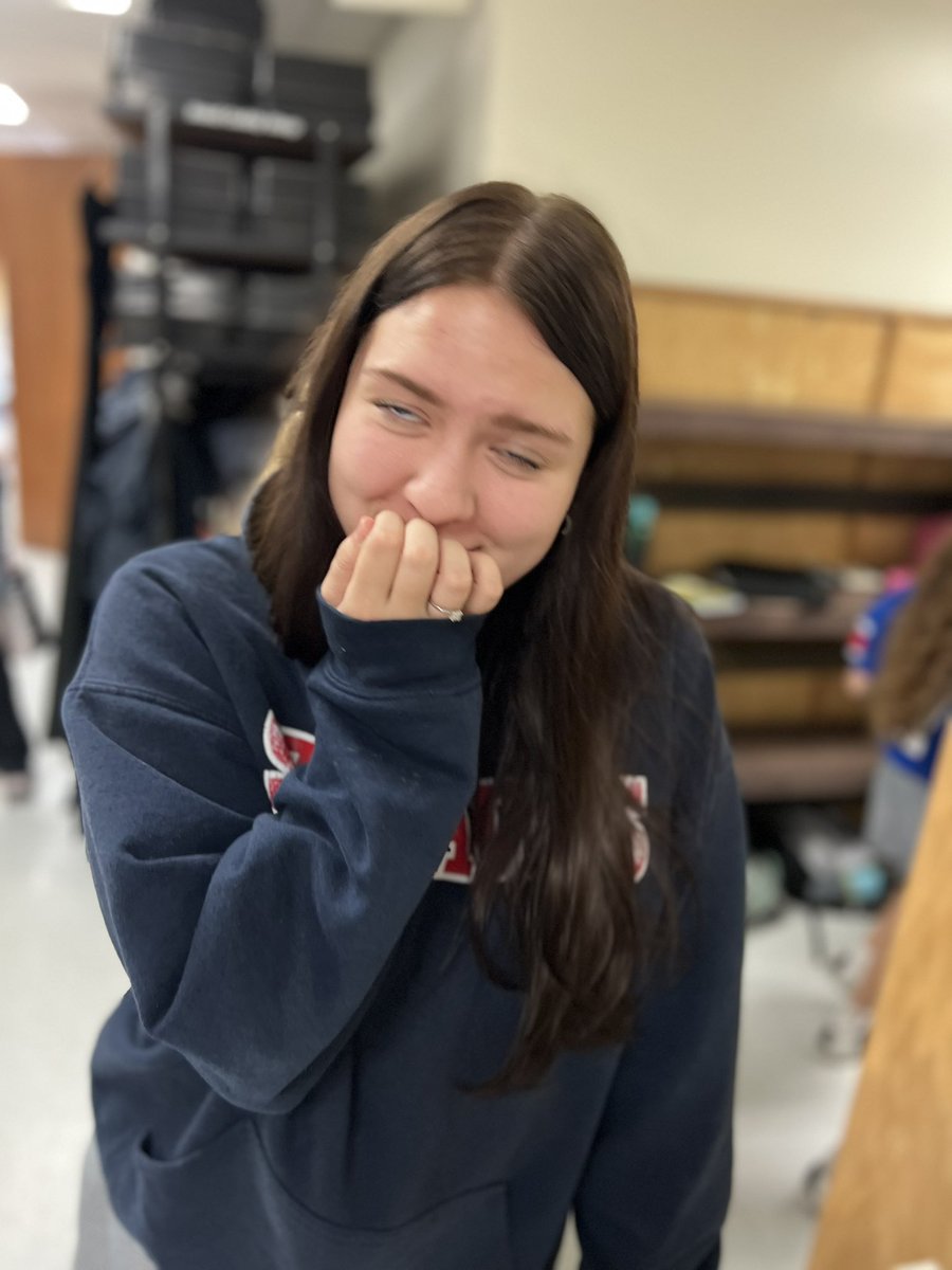DrewPrati's tweet photo. ABBY ATE LUNCH ALONE TODAY IN A QUIET ROOM SHES A RECLUSE https://t.co/DljeK0X1NO