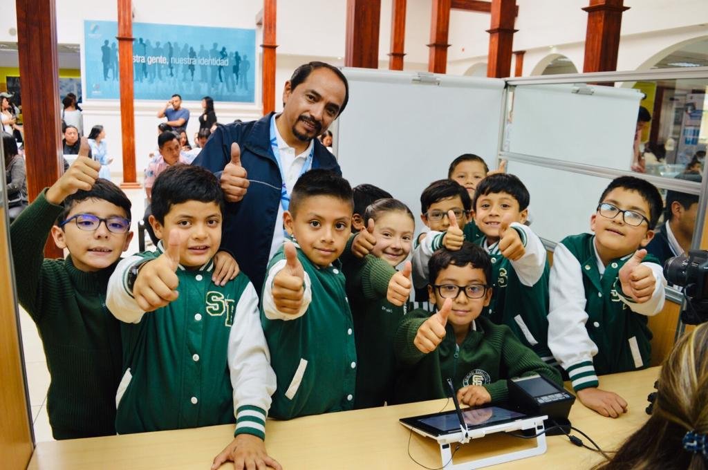 RCivil_Zona1's tweet photo. ✅Estudiantes de las unidades educativas San Francisco y Sagrado Corazón de Jesús  visitaron las agencias de @RegistroCivilec en Ibarra y Tulcán. 

Los niños y niñas  pudieron interactuar con los usuarios en la última fase del proceso de cedulación.

#NuestroTrabajoContinúa 🇪🇨 https://t.co/IIDfn28z6N