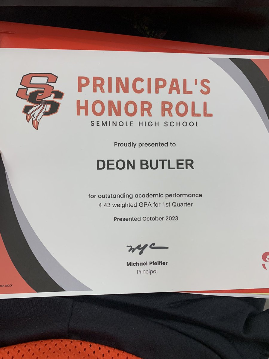 Ended the first quarter of the school year with a 4.4 GPA.⚫️🟠
#HardWorkPaysOff #RecruitBokey