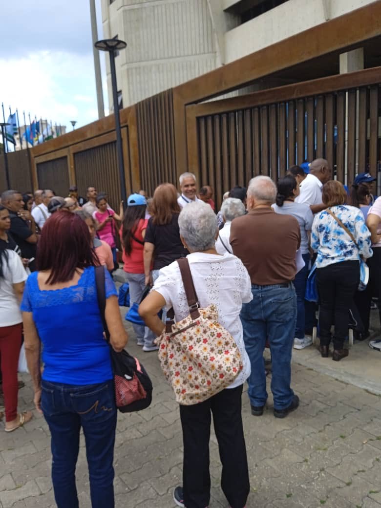 BMarmoldeLeon's tweet photo. Los jubilados a las puertas del TSJ esperando por un pollo y una mortadela… https://t.co/LoaDuOjBPK