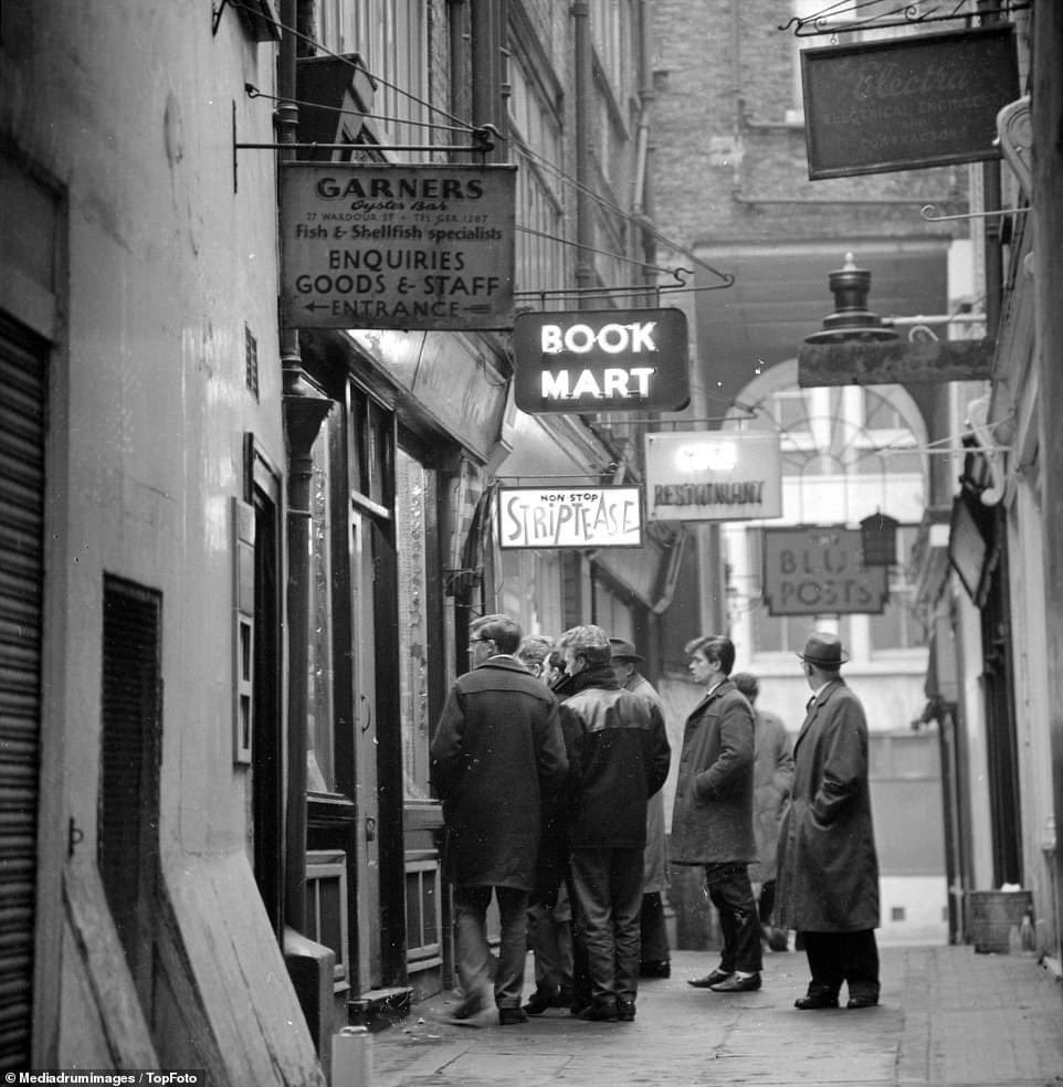 FlipLondonTours's tweet photo. Rupert Court, Soho, 1962 https://t.co/iRAX519v9I