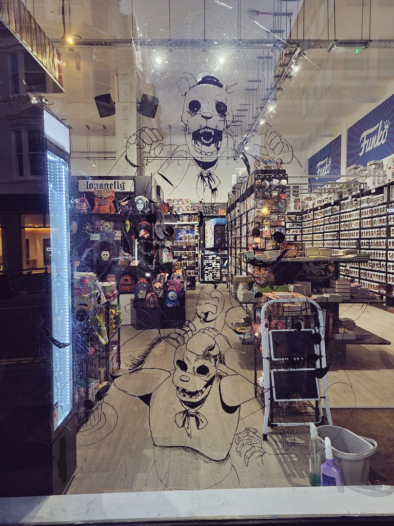 PaleoFelis's tweet photo. First day done!! Sorry the photos are crap, it really hard to see the line art before I start adding the colours.
#art #artist #fpbrighton #forbiddenplanet #forbiddenplanetinternational #fnaf #spookymonth #windowart #fnaffanart https://t.co/xvbcJAJCe2
