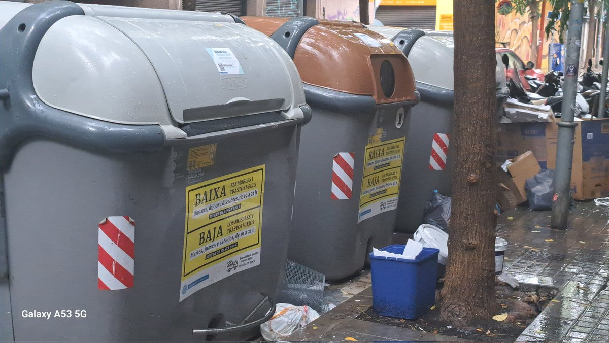 crematdebdn's tweet photo. Containers que no es poden obrir perque els pedals tocan la vorera i son massa aprop. Tampoc tenen manec per aixecar la tapa.. i les bosses i brossa per terra.. @AjBadalona @FCC_MA @rosabertran https://t.co/YpVheJuzXl