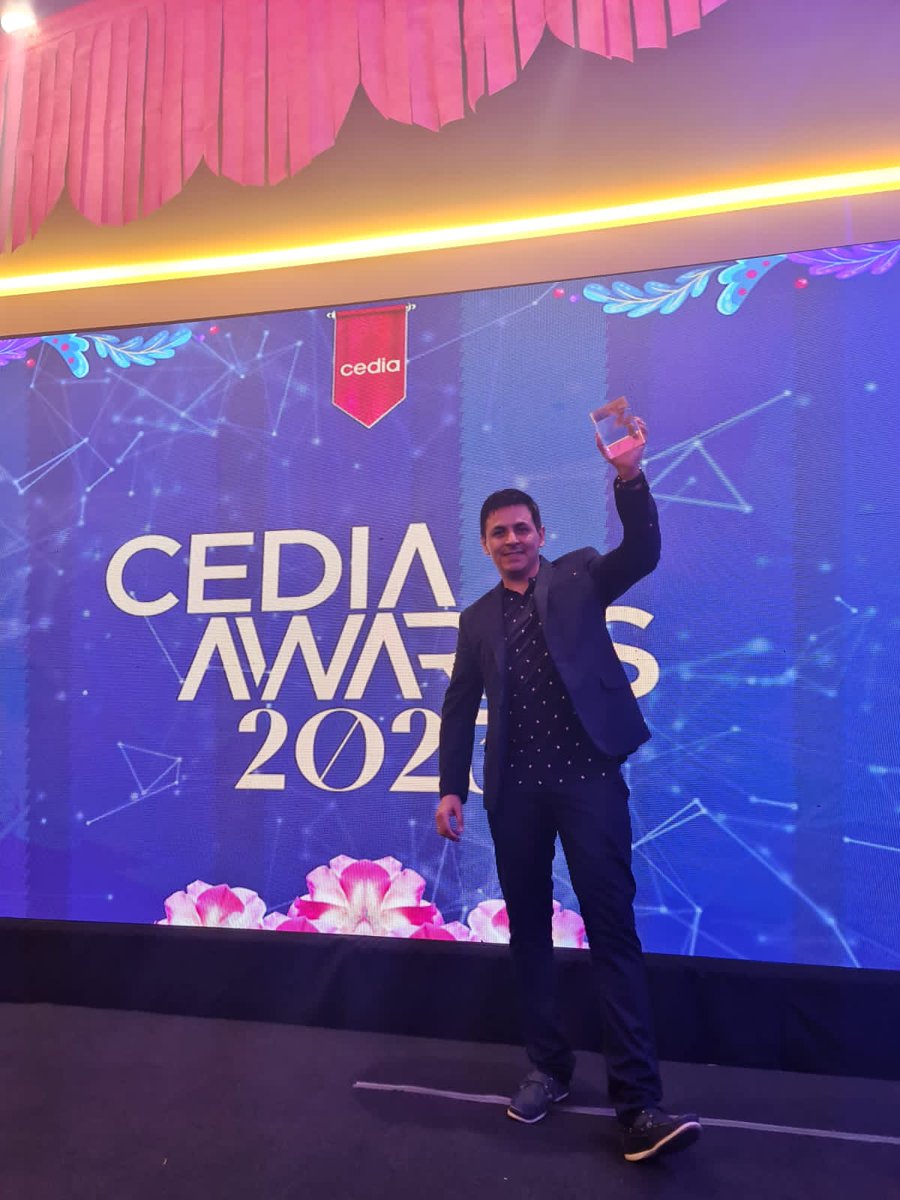 gestioncyt's tweet photo. ¡Felicitaciones al PhD. Andrés Robalino, apreciado docente de la Maestría, por este merecido reconocimiento como Mejor Investigador! Un reconocimiento muy merecido que destaca su valiosa contribución en el campo de la Ciencia y la Tecnología. 🎓🔬👏 https://t.co/rDrFZ5auRx