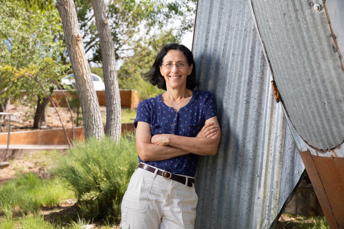 sfiscience's tweet image. 🏆 SFI Professor @MelMitchell1 receives the 2023 Senior Scientific Award from the @CompSysSoc for her outstanding contributions to #AI, #ComplexityScience, and education.
ow.ly/nWFn50PZc5q