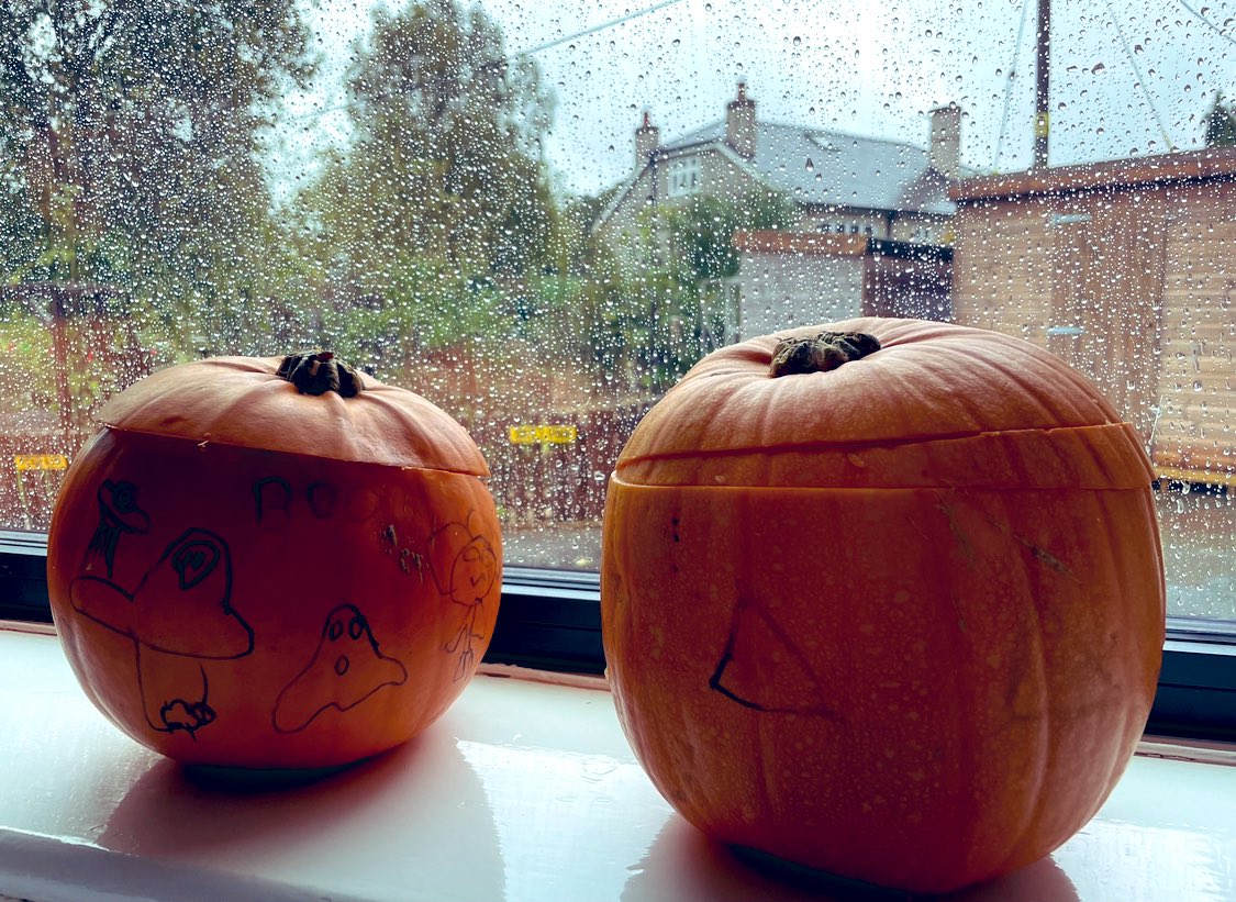 YsgPentrecelyn's tweet photo. Dydd Gwener Gwych glawiog yn Ysgol Pentrecelyn heddiw yn creu cawl pwmpen ac yn dylunio pwmpeni // A rainy Fantastic Friday at Ysgol Pentrecelyn today making pumpkin soup and designing pumpkins 🎃🌧️🧡 https://t.co/tpcwhWMp9B