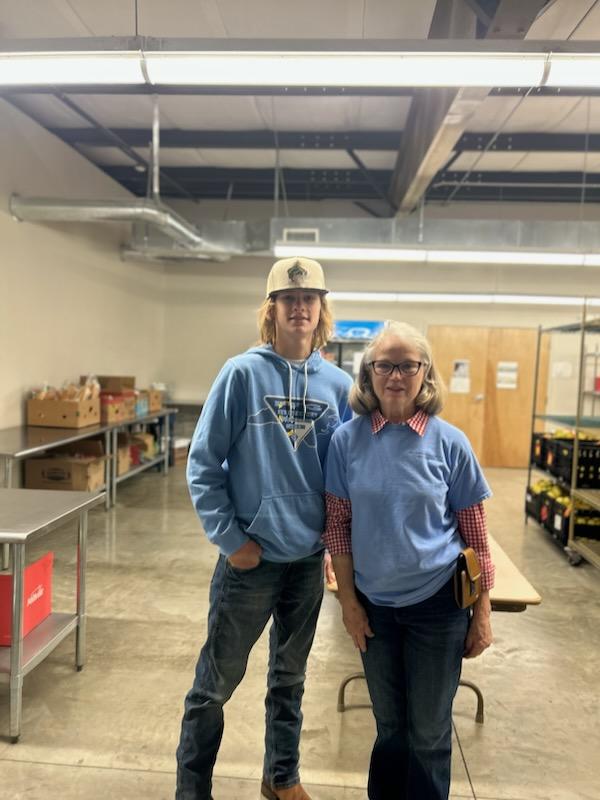 kinghistorycchs's tweet photo. Follow up! 
🍠 were delivered to the community food pantry today and weighed, grand total of . . . 🥁. . . 

139.6 lbs !!!! 

#fightfoodinsecurity 
#nokidhungry
#KingsHarvest
#KingBoy1 

@ChathamCentral #beardown https://t.co/TRncpkzC6M