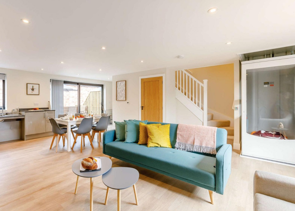 AccessibleHols1's tweet photo. New! Buck Cottage at Windmill Barns in #Warwickshire sleeps 6 and has profiling bed, ceiling hoist, en-suite wet-room, lift, hot-tub with hoist - one of 3 #dogfriendly accessible cottages
*Autumn offer - from £105 p/n for 2 bed cottage, £125 p/n for 3 bed* https://t.co/OvwKpq09iX https://t.co/XVI50VGSjt