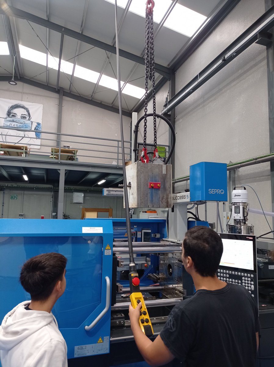 JaviGallardoRam's tweet photo. Bueno pues para terminar la semana en el taller del @IESFernandoIII  os dejo las actividades que hemos realizado.
Desmontaje y montaje de molde en máquina inyectora, manejo de puente grúa y parametrización de máquina inyectora. https://t.co/eQqtOSY6G4