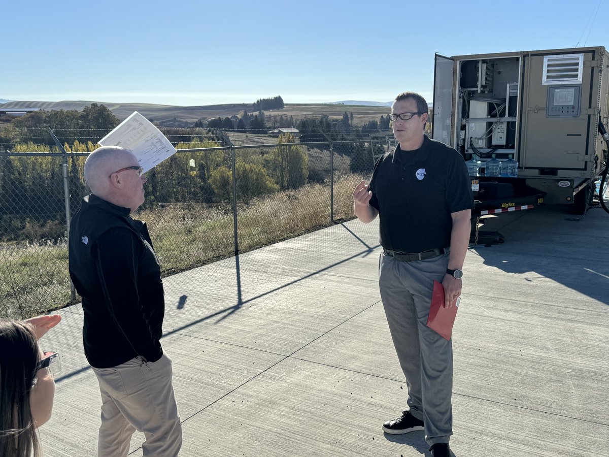 WSUCorpRel's tweet photo. Bob Smith, @blueorigin CEO, was impressed by the #hydrogen research demonstrated this morning at the @WSUPullman @WSUVoiland #HyperLab, the only academic cryogenic hydrogen research program in the US. #GoCougs #coolfuel https://t.co/rKjDmuXmuG