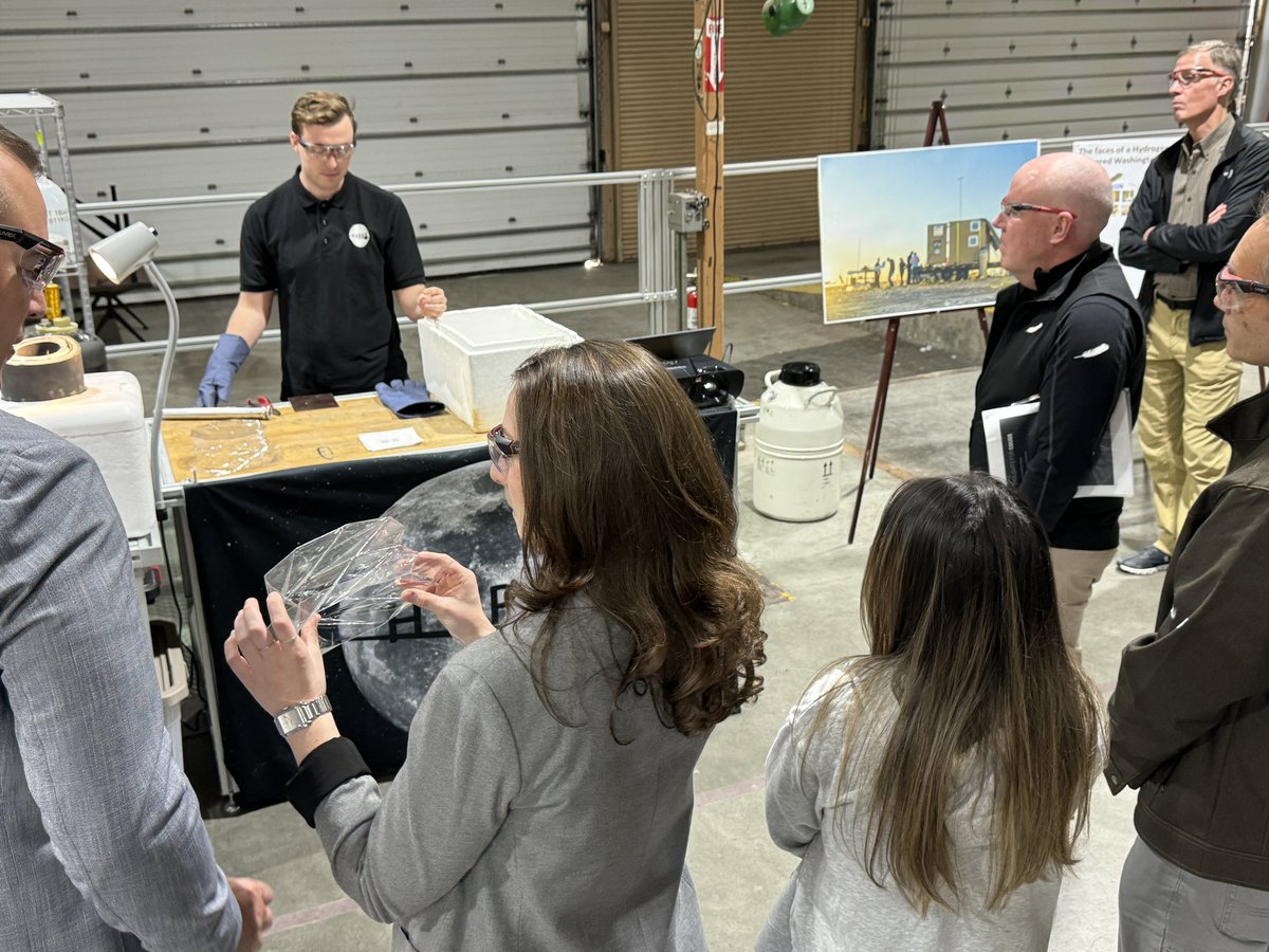 WSUCorpRel's tweet photo. Bob Smith, @blueorigin CEO, was impressed by the #hydrogen research demonstrated this morning at the @WSUPullman @WSUVoiland #HyperLab, the only academic cryogenic hydrogen research program in the US. #GoCougs #coolfuel https://t.co/rKjDmuXmuG